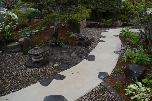 庭にある石を使って玄関前のアプローチと庭を使い勝手よくリフォーム｜茨城県筑西市