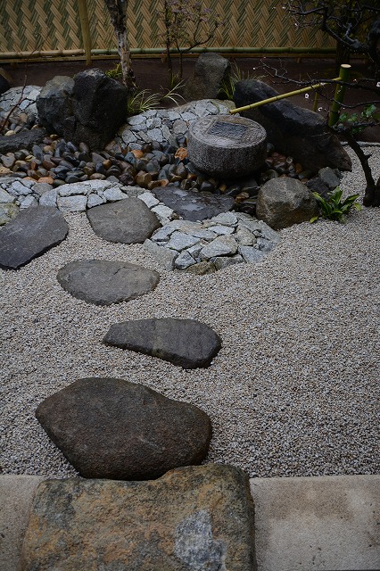 沓脱石と州浜張りの蹲踞まわり