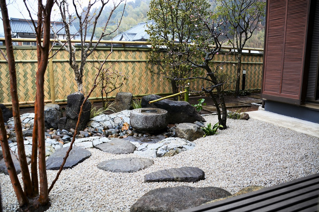 布泉型水鉢と桜川玉石による枯山水の庭