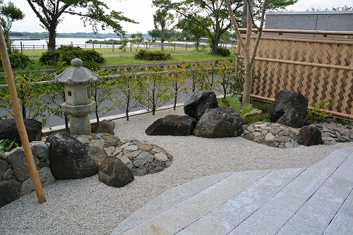 霞ヶ浦を借景にした石組み/茨城県土浦市