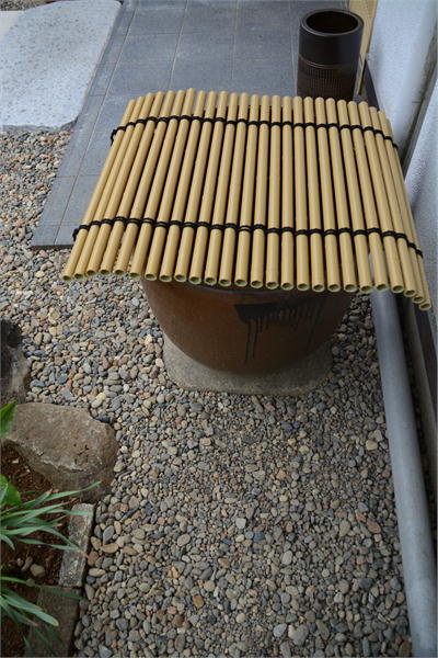 プラスチック製の竹でつくる庭に置く水瓶の蓋｜庭、竹、水瓶の蓋、井筒の蓋