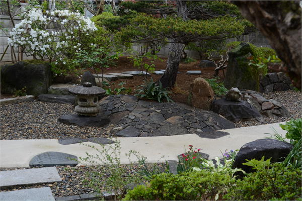 以前の庭にあった姿のよいい石燈籠（岬燈籠）と筑波石による州浜張り