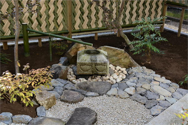 基礎型の水鉢と州浜石張りをあわせたつくばい周辺の石組/水鉢を中心につくる石の庭、つくば市、小庭、坪庭