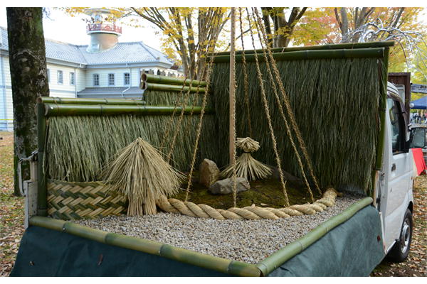 おだかけ」をイメージした垣根としめ縄を砂利止めして利用した庭/軽トラガーデン　、茨城、庭