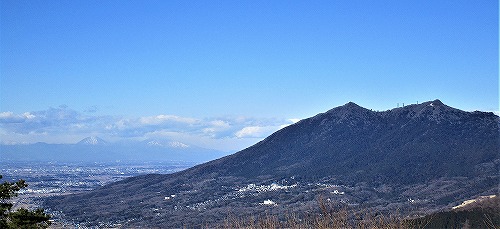 宝篋山山頂より筑波山を眺める/宝篋山登山2