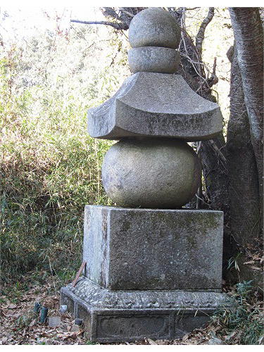 凛とたつ極楽寺奥の院跡五輪塔の姿/つくば市小田/宝篋山登山8