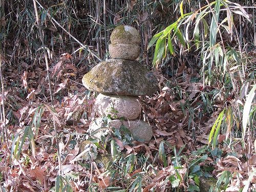 登山道の傍らに置かれた五輪塔も素朴でいい/宝篋山登山10