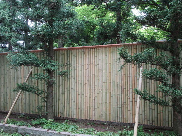 木賊塀を支えるための控え柱を設置｜木賊垣による外構工事・茨城