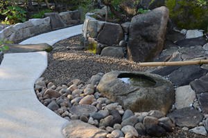 つくばいと枯滝の石組でつくる枯山水式の庭｜庭のリフォーム【茨城県筑西市】