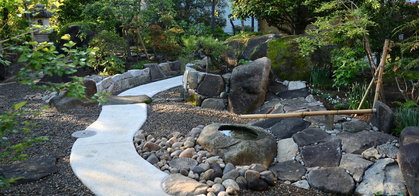 つくばいと枯滝の石組でつくる枯山水式の庭【庭石と植木を活かて管理しやすくリフォーム・茨城県筑西市】