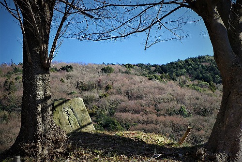 山口コースへ向かう途中の風景｜板石に掘られたお地蔵様と宝篋山/宝篋山登山11