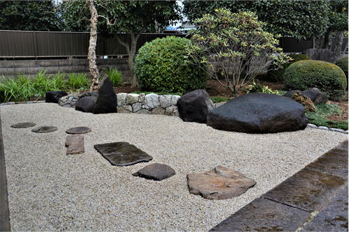 既存の石組を利用した自然風の砂利止め｜庭のリフォーム施工例