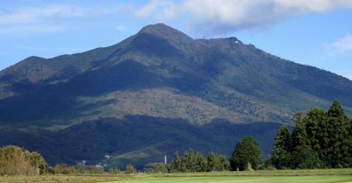 筑波石が採掘される筑波山/向かって右が山頂の女体山(877m)、左が男体山(871m)