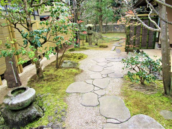 庭が作られてから年月が経ち苔むした蹲踞(つくばい)と桂垣の袖垣と御簾垣|庭、リフォーム