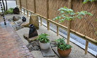 自然石の石組と網代垣でつくる坪庭/茨城県竜ケ崎市